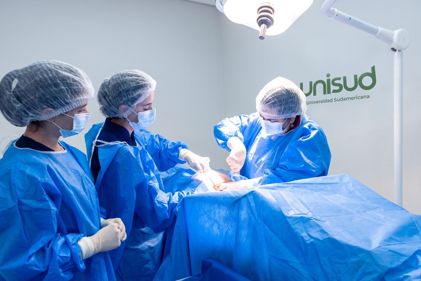 Simulação de procedimento cirúrgico com alunos da UNISUD