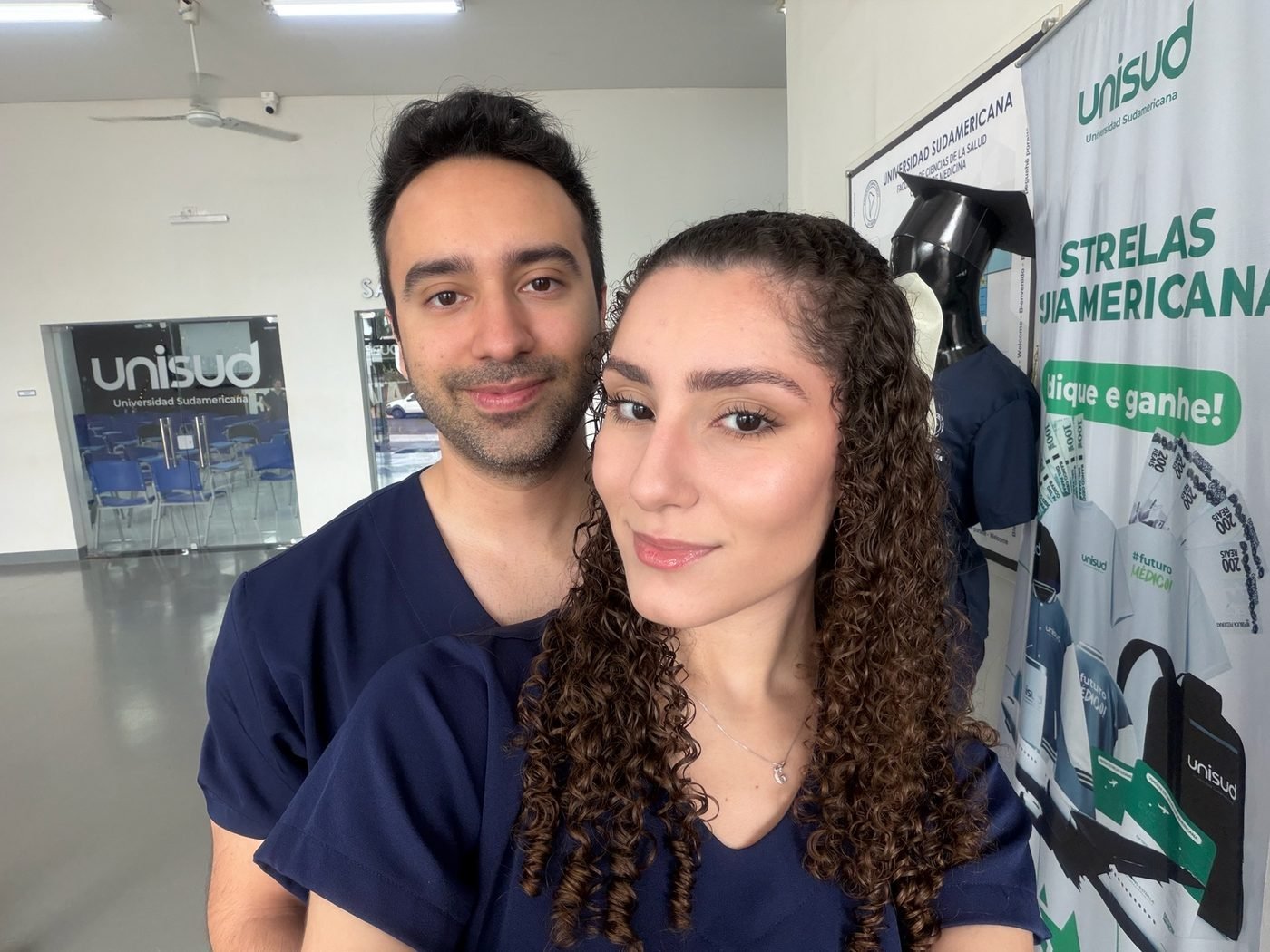Gabriel e Giovana, estudantes de medicina na UNISUD em Pedro Juan Caballero
